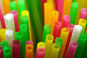 plastic straws of different colors